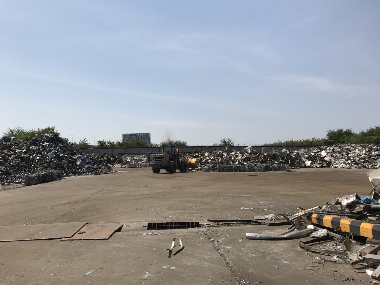 รถตักล้อยาง TCM L27 ของ BIG MACHINE TRADING ทำงานที่กองเศษอลูมิเนียมในโรงงานรีไซเคิลโลหะพื้นที่ขนาดใหญ่