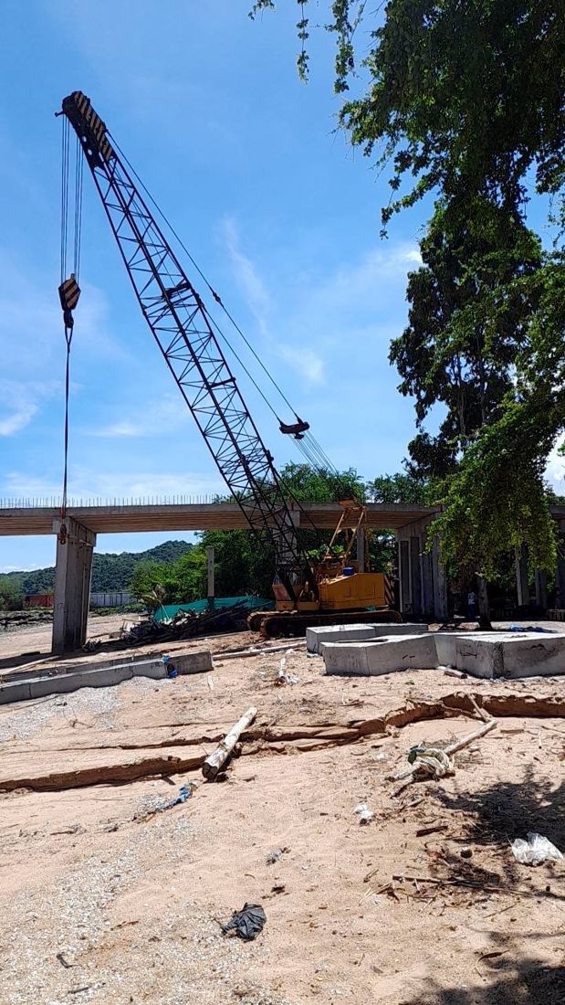 เครนตีนตะขาบ 55 ตันของ BIG MACHINE TRADING ทำงานบนพื้นทรายริมทะเล อ่าวอุดม ชลบุรี