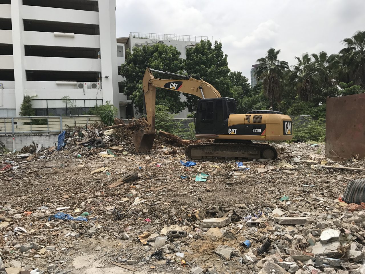 รถขุด CAT 320D เคลียร์พื้นที่ก่อนเริ่มงานเข็มเจาะโครงการ ASAI Hotel กรุงเทพฯ