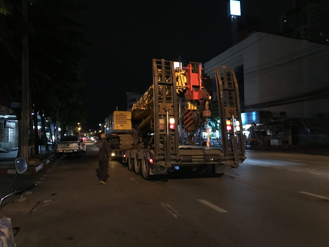 เครนตีนตะขาบขนย้ายมาด้วยรถเทรลเลอร์ จอดที่ปากซอยกลางคืนก่อนเดินเข้าไซต์งาน ASAI Hotel