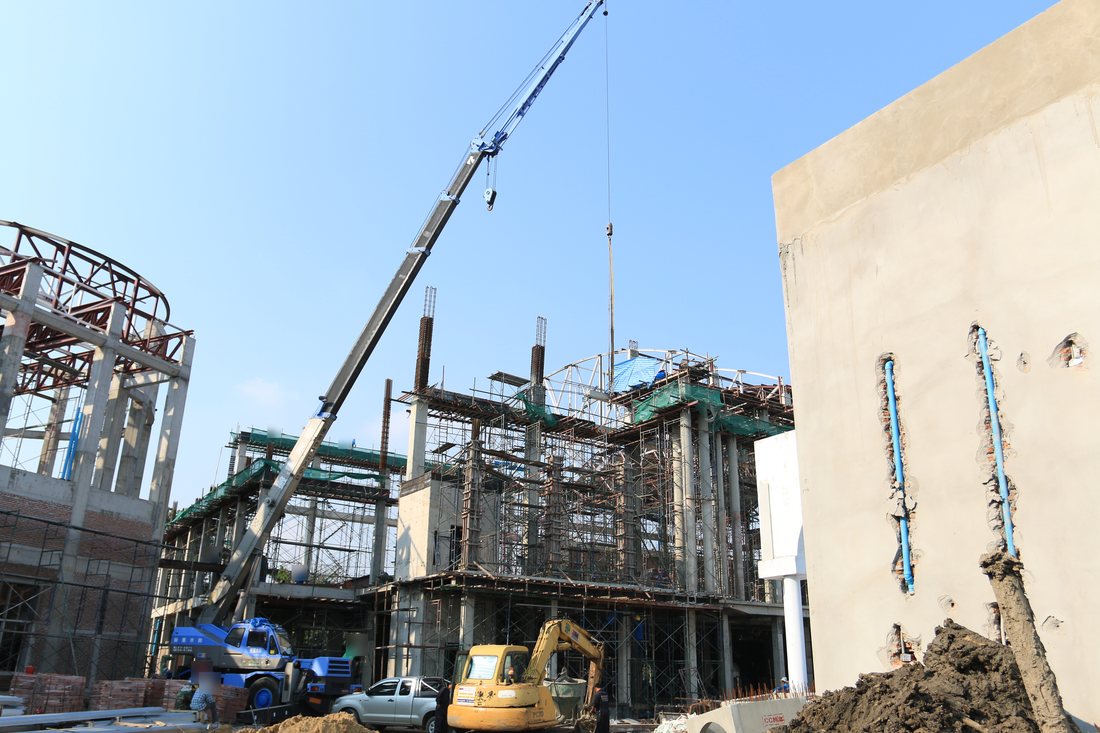 เครนล้อยาง 25 ตันของ BIG MACHINE TRADING ทำงานหน้างานก่อสร้างโรงเรียนนานาชาติบางนา กม.2