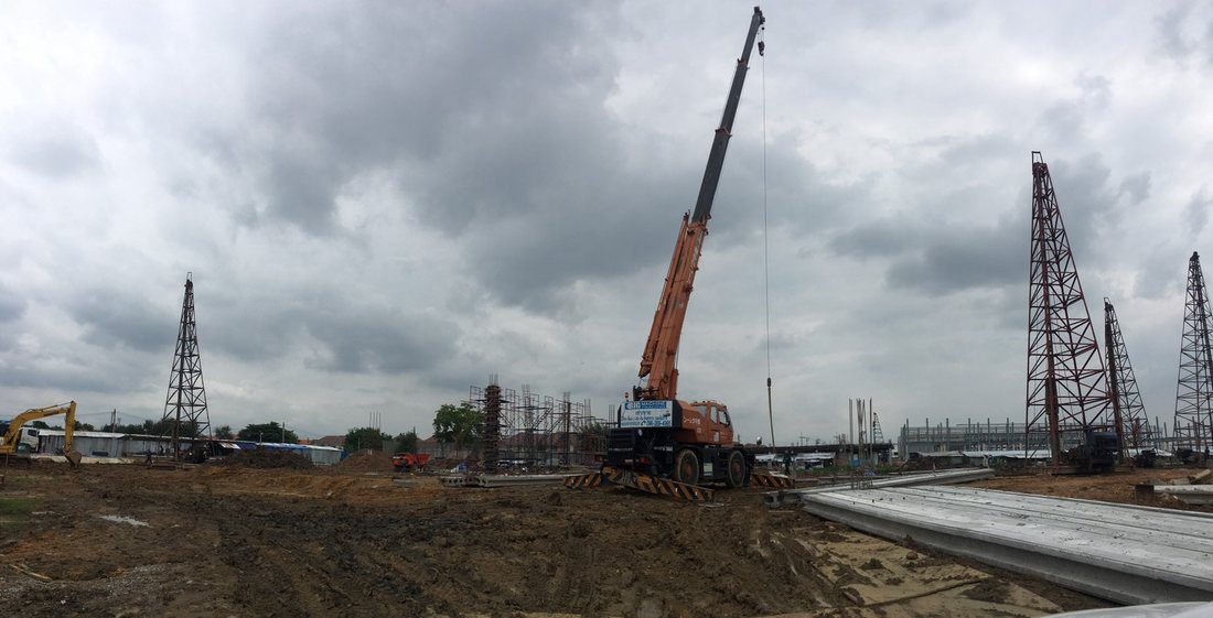 เครนล้อยาง BIG MACHINE TRADING ทำงานที่ไซต์ก่อสร้างศูนย์สมุนไพรไทย มุมกว้าง