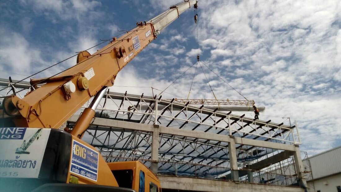 เครนล้อยาง 25 ตัน 4 ล้อ KATO ของ BIG MACHINE TRADING ยกแผ่นเมทัลชีทขึ้นหลังคาโครงเหล็กโกดัง บางนา-ตราด กม.19 สมุทรปราการ