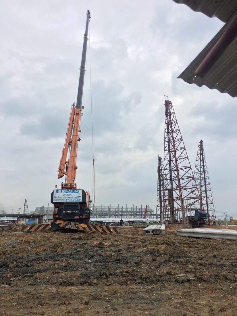 เครนล้อยาง 25 ตัน BIG MACHINE TRADING กางบูมเต็มความสูง ที่ไซต์ก่อสร้างโรงงานนิคมบางปู