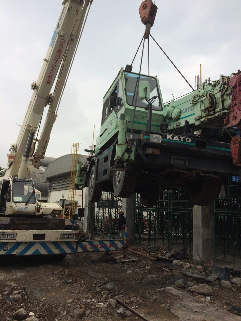 เครนล้อยาง 25 ตัน BIG MACHINE TRADING ยกเครนล้อยาง 10 ตัน KATO ข้ามเข้าไปวางกลางพื้นที่ทำงานที่สร้างเสร็จไปแล้ว ในนิคมบางปู
