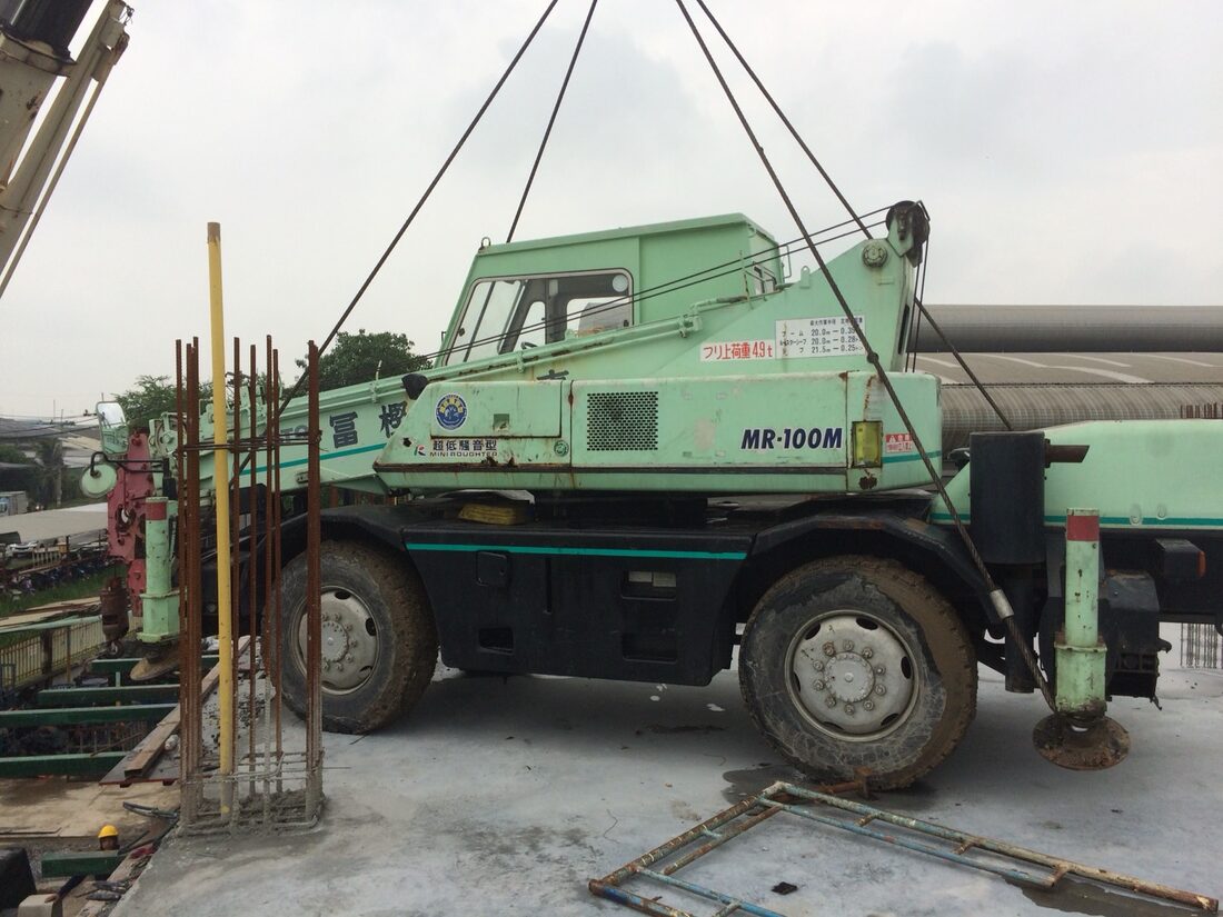 เครนล้อยาง 10 ตัน KATO MR-100M ของ BIG MACHINE TRADING ทำงานในพื้นที่แคบที่ล้อมรอบด้วยเสาคอนกรีตในนิคมบางปู