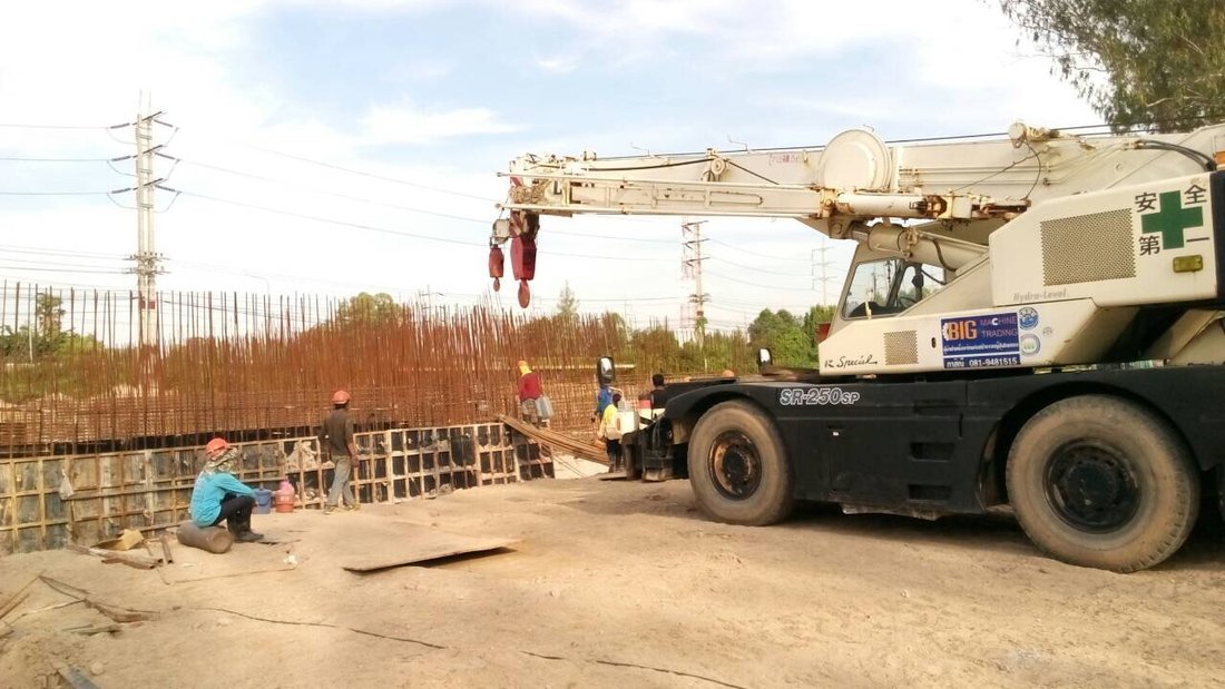 เครนล้อยาง 4 ล้อ 25 ตัน BIG MACHINE TRADING ทำงานที่แยกบ้านแลง จังหวัดระยอง