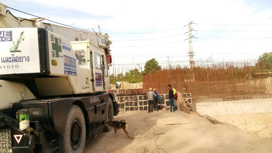 เครนล้อยาง 25 ตัน ติดโลโก้ BIG MACHINE TRADING ชัดเจน ทำงานที่แยกบ้านแลง ระยอง