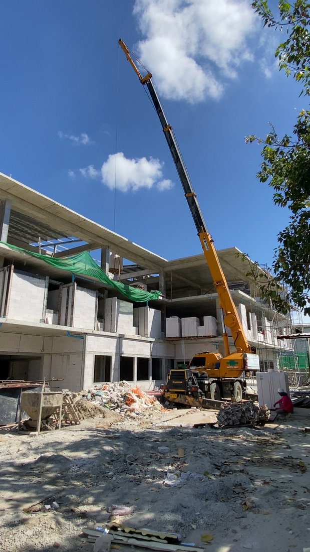 เครนล้อยาง 25 ตัน BIG MACHINE TRADING ทำงานข้างอาคารที่ซอยแบริ่ง 33