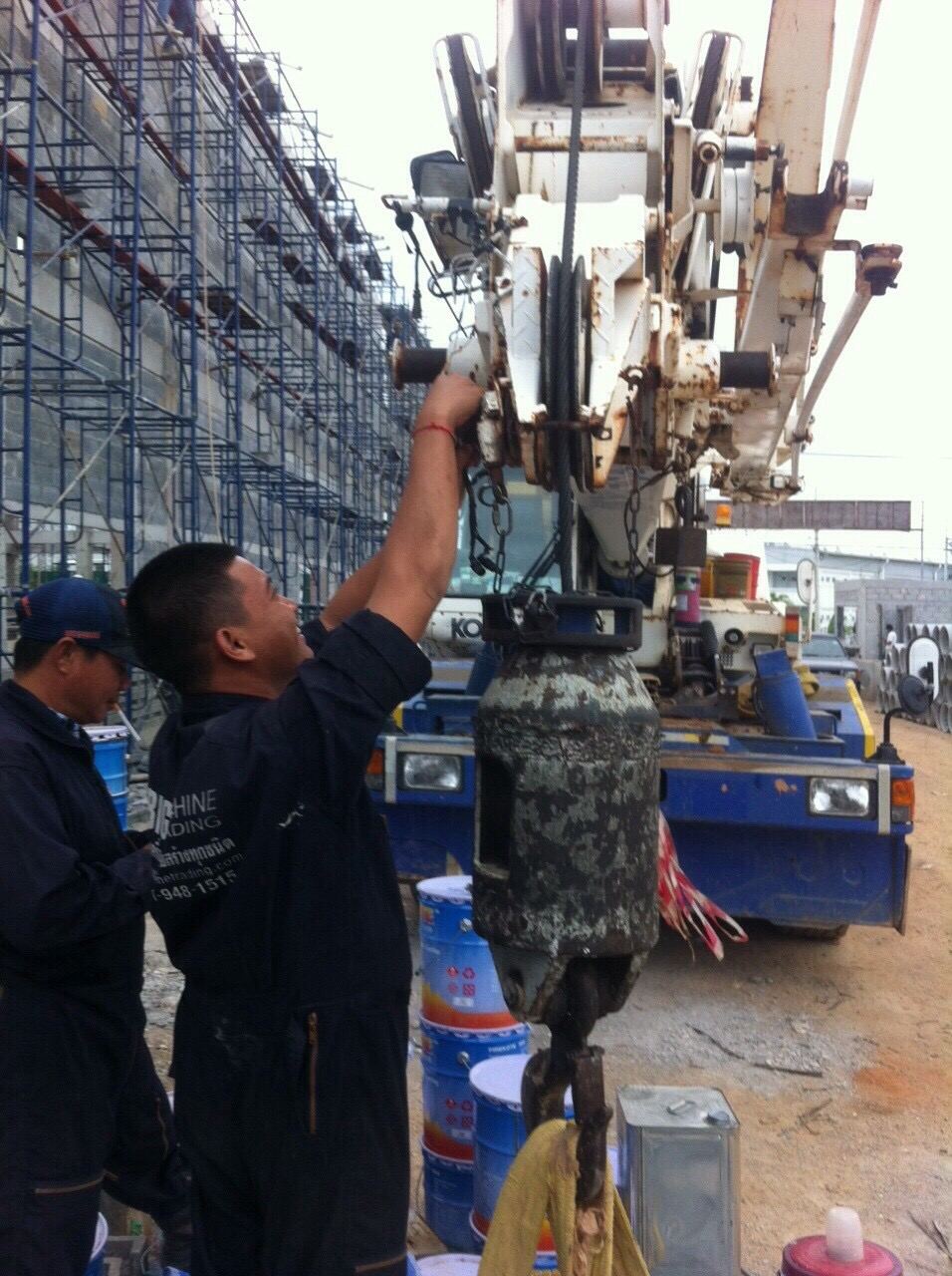 ทีมงานตรวจเช็คอุปกรณ์เครนก่อนเริ่มงาน