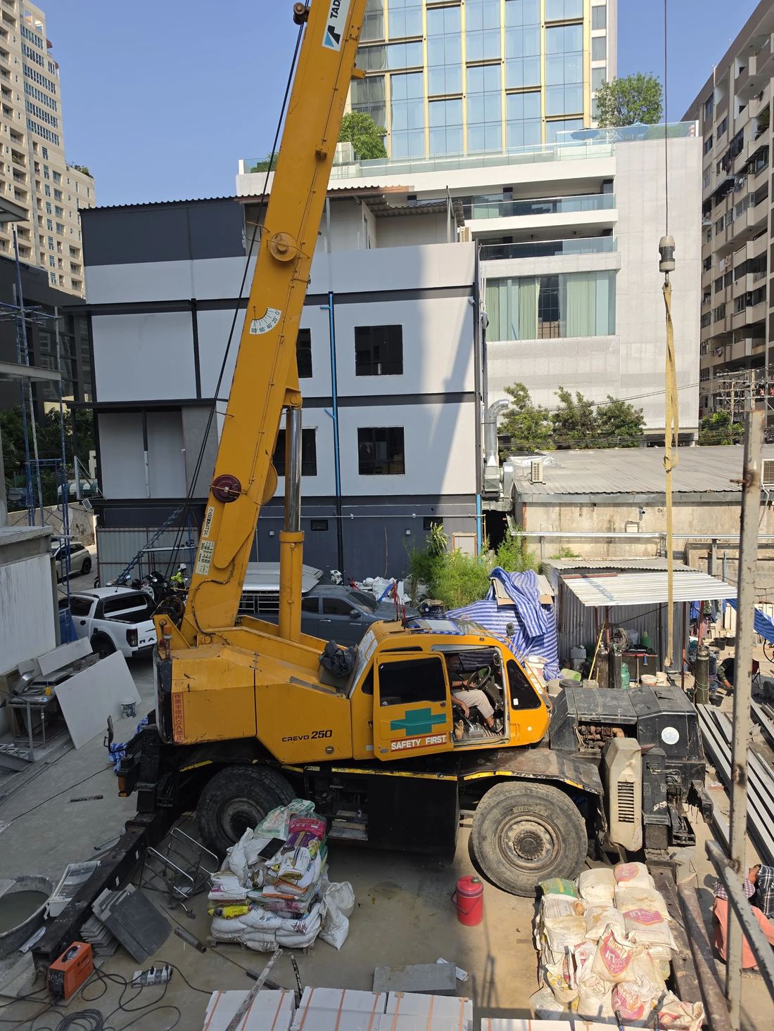 เครนทำงานในพื้นที่เมืองที่จำกัด