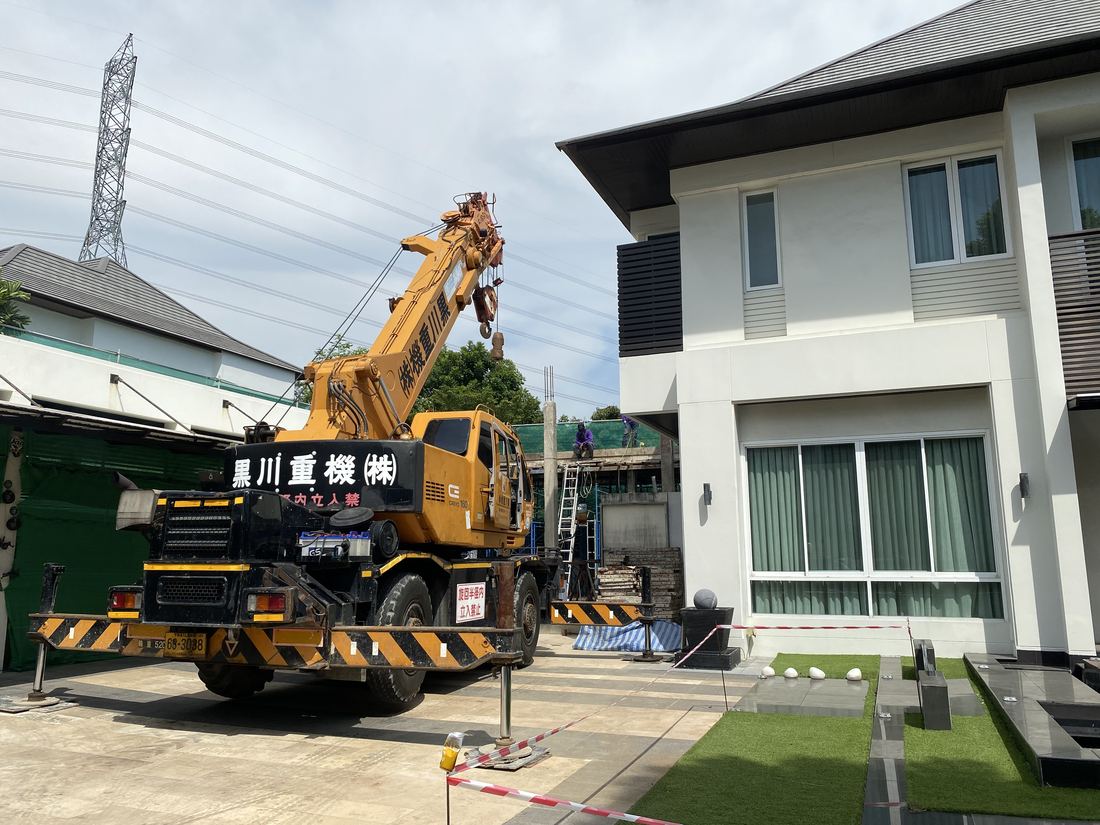 เครนล้อยาง 4 ล้อ 16 ตัน TADANO TR160M-3 ของ BIG MACHINE TRADING กางขาช่วงล่างทำงานต่อเติมบ้านในหมู่บ้านบลู ลากูน 1 บางนา-วงแหวน