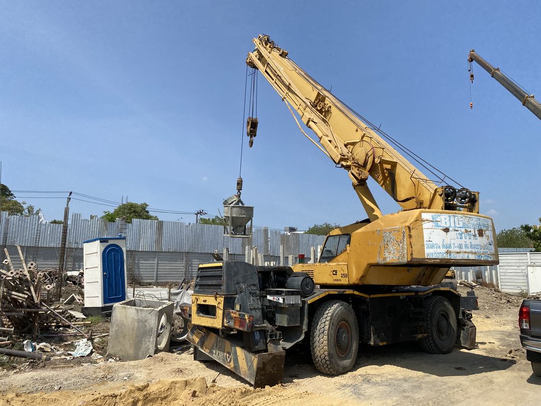 เครนของ BIG MACHINE TRADING พร้อมบั๊กเก็ตเทปูนหน้างานก่อสร้างบ้าน