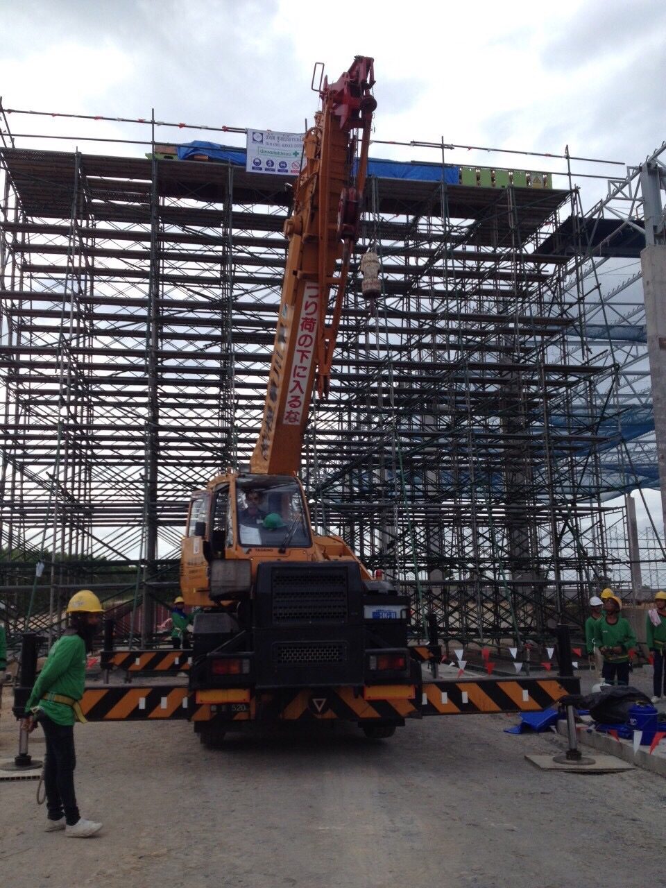 เครนล้อยาง 16 ตันทำงานหน้างานก่อสร้างโรงงานคาราบาว บางปะกง ฉะเชิงเทรา