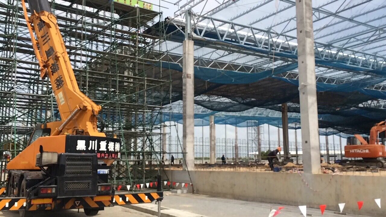 โครงสร้างเหล็กหลังคาโรงงานคาราบาว บางปะกง ระหว่างก่อสร้าง พร้อมเครนล้อยาง 16 ตันทำงาน