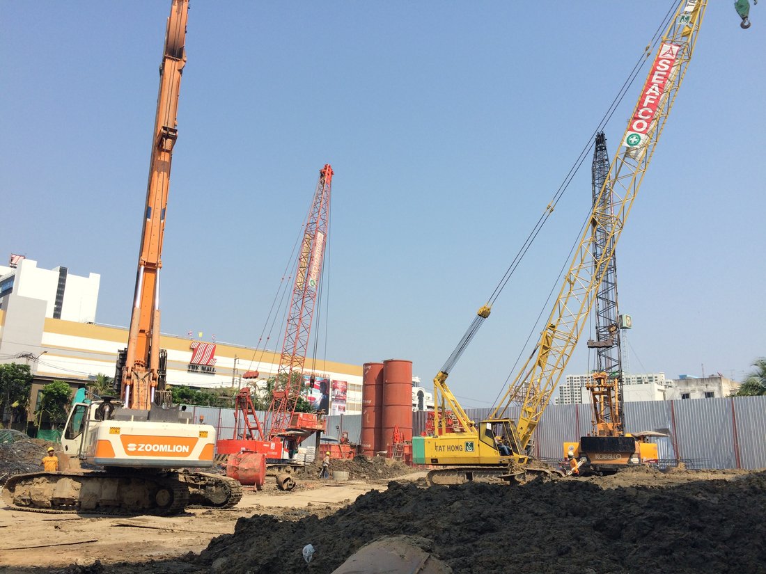 ไซต์งานเซ็นจูรี่ เดอะ มูฟวี่ พลาซ่า อ่อนนุช มีเครนตีนตะขาบของ BIG MACHINE TRADING หลายคันทำงานพร้อมกันในพื้นที่โครงการขนาดใหญ่