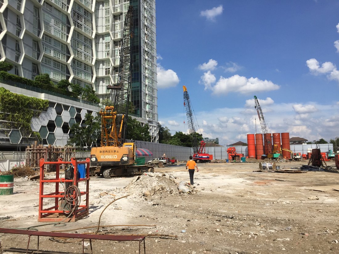 เครนตีนตะขาบ Kobelco ของ BIG MACHINE TRADING ทำงานที่ไซต์เซ็นจูรี่ เดอะ มูฟวี่ พลาซ่า อ่อนนุช
