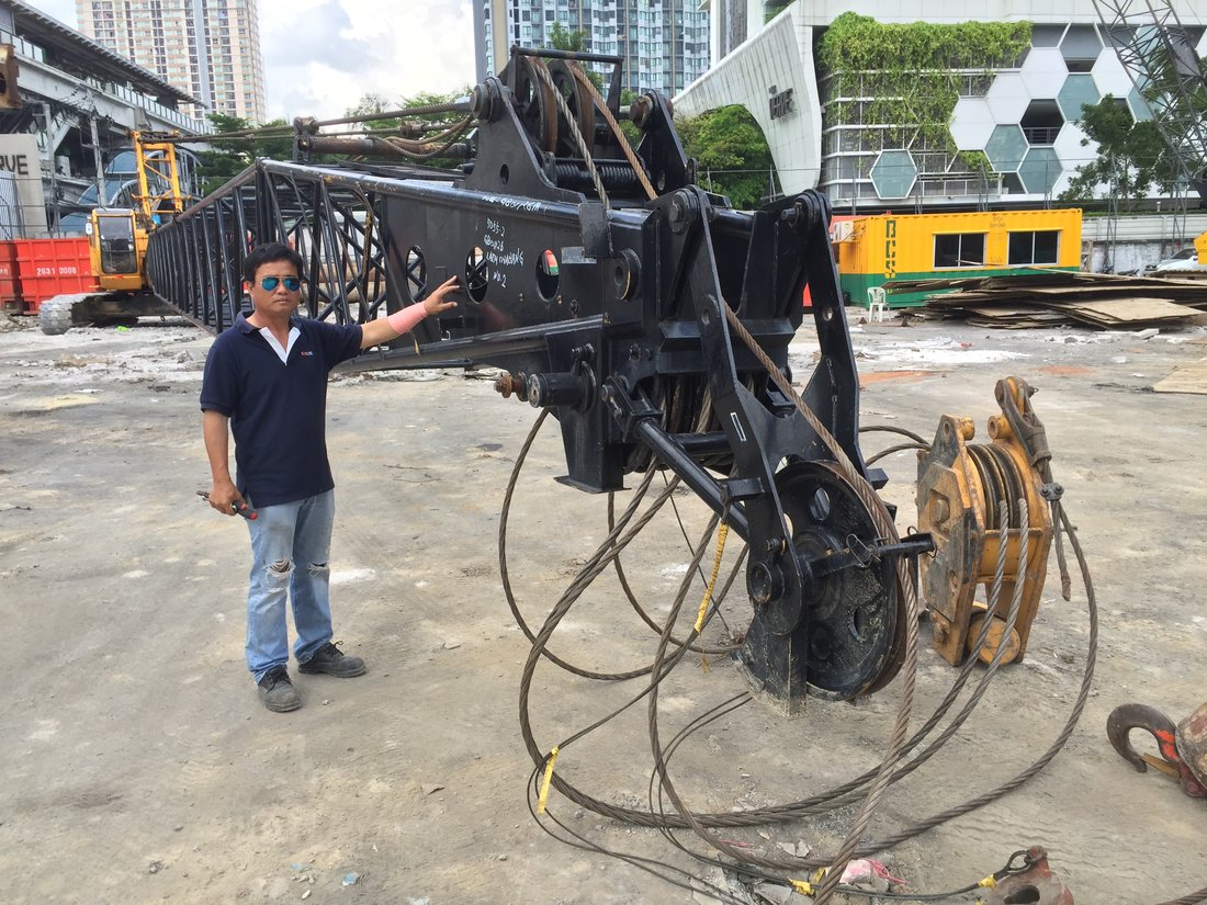 ทีมงาน BIG MACHINE TRADING ตรวจสอบชิ้นส่วนบูมเครนก่อนประกอบที่ไซต์เซ็นจูรี่ เดอะ มูฟวี่ พลาซ่า อ่อนนุช
