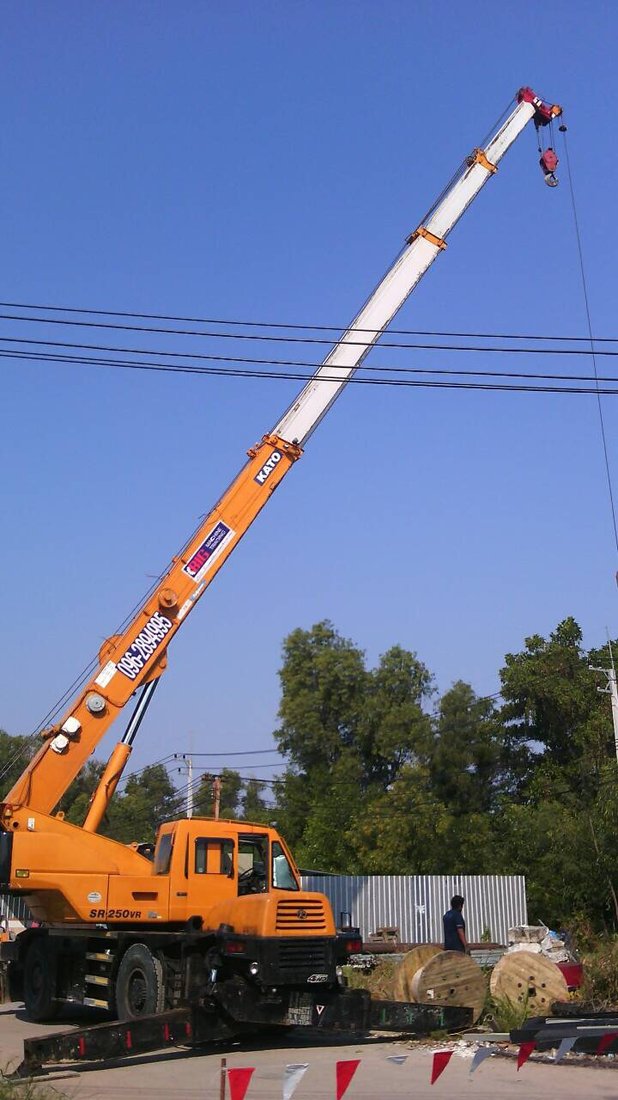เครนล้อยาง KATO SR-250VR 25 ตัน ของ BIG MACHINE TRADING ทำงานที่โรงพยาบาลชะอำ เพชรบุรี