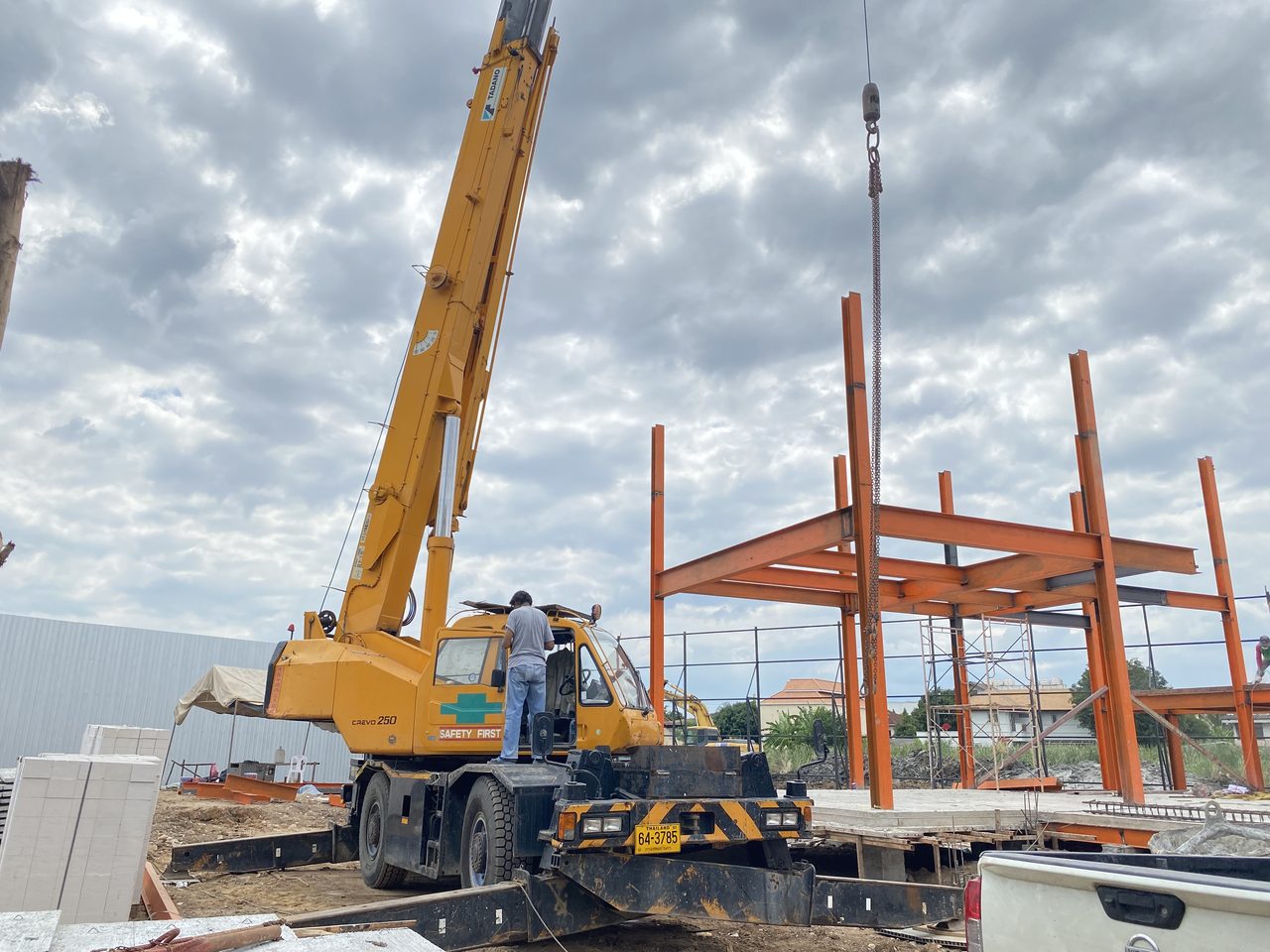 เครนล้อยาง 25 ตัน TADANO CREVO 250 ของ BIG MACHINE TRADING ยกโครงเหล็กสร้างสำนักงานขายโครงการแชปเตอร์ วัน ออล รามอินทรา