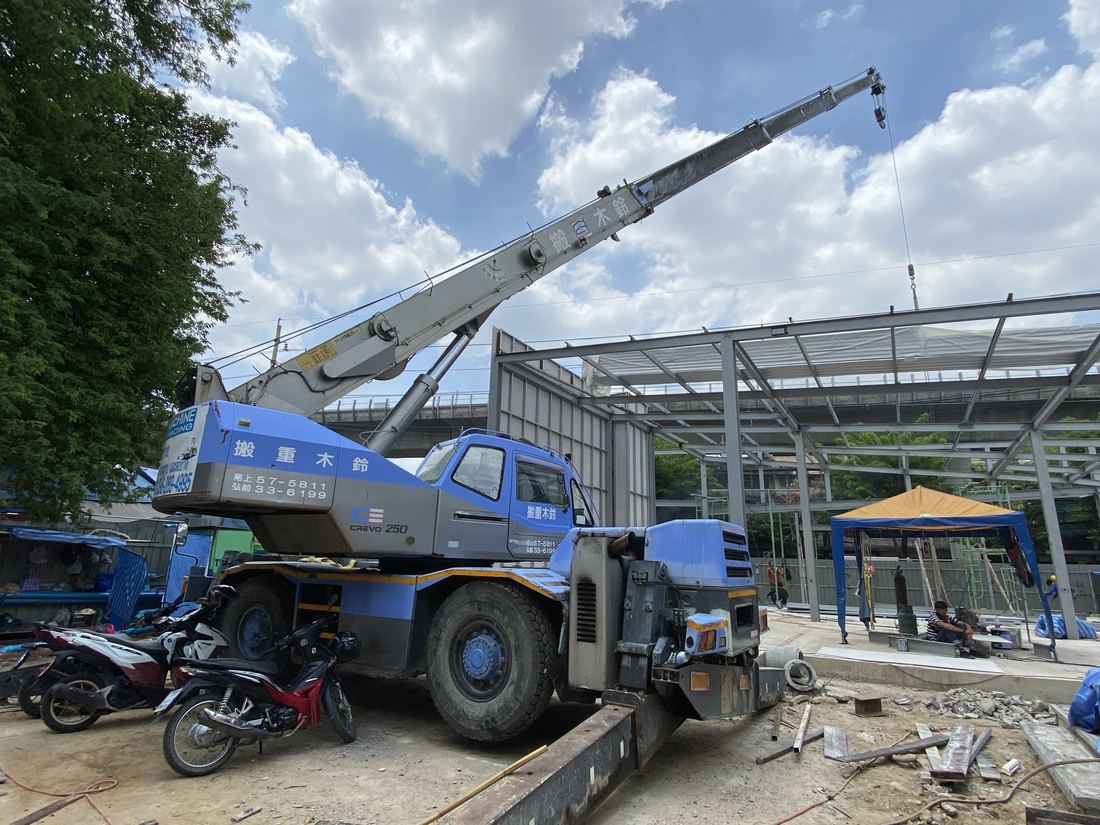 เครนล้อยาง 25 ตัน TADANO CREVO 250 ของ BIG MACHINE TRADING ยกโครงหลังคาเหล็กสำนักงานขาย IDEO Mobi จรัญ-อินเตอร์เชนจ์ ด้านหลังเป็นทางยกระดับ MRT สายสีน้ำเงิน