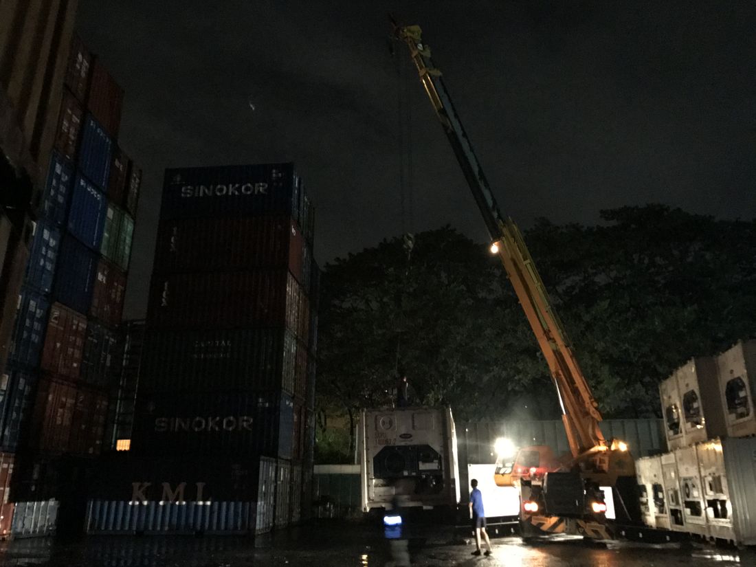 เครนยืดบูมยกย้ายตู้คอนเทนเนอร์ไปจัดเรียงในลานตู้ บางพลี