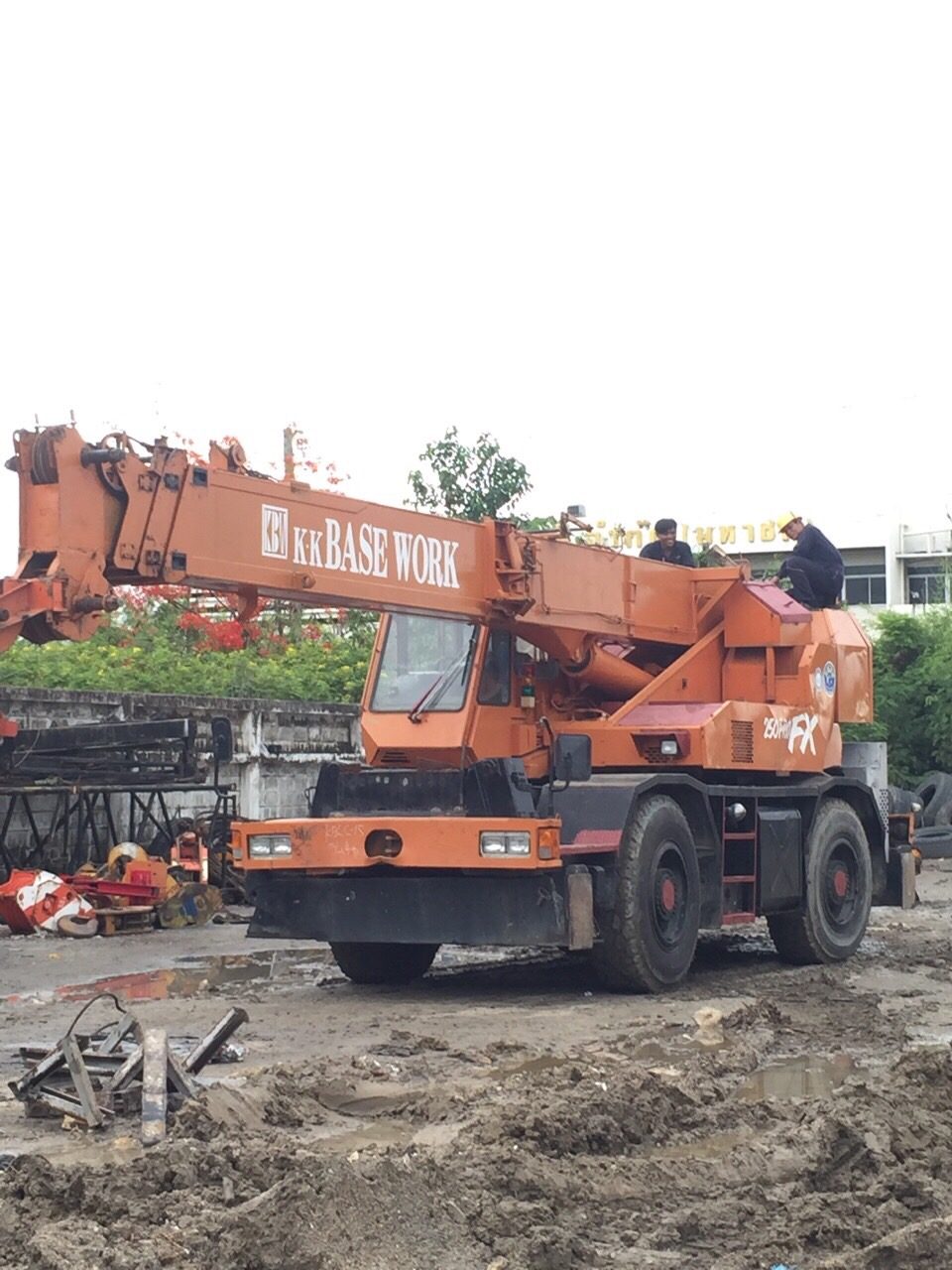 เครน BIG MACHINE TRADING ยกบูมทำงานหน้างานจริง เห็นกระบอกไฮดรอลิกยืดบูม