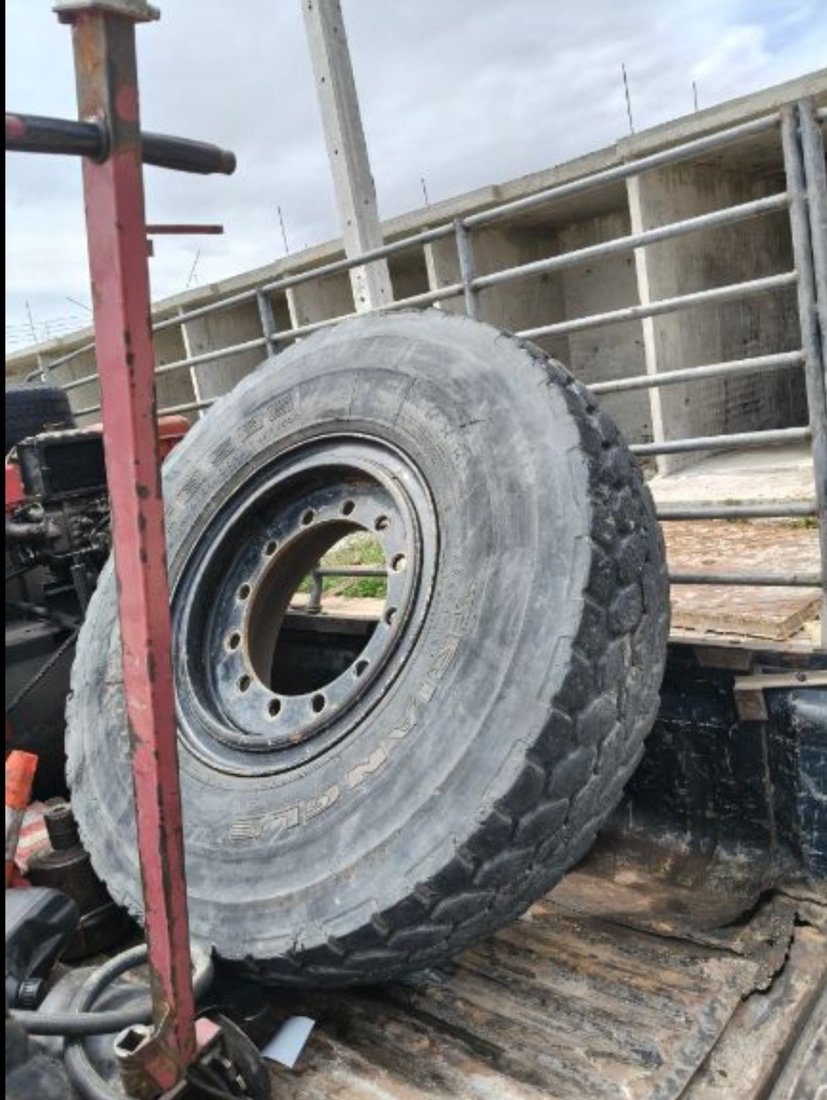 ยางอะไหล่ 1400R25 วางเตรียมพร้อมบนรถเทรลเลอร์ของ BIG MACHINE TRADING