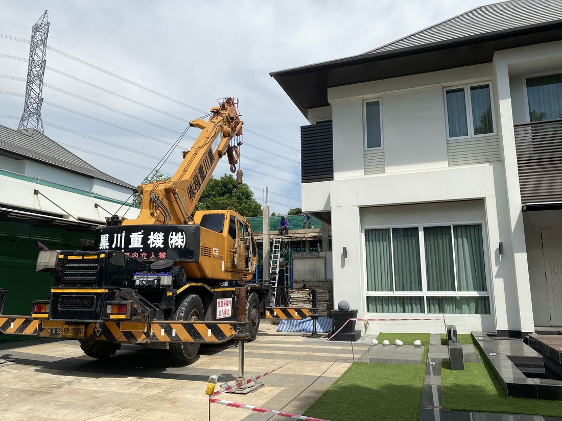 เครนทำงานที่ไซต์บ้านพักอาศัย