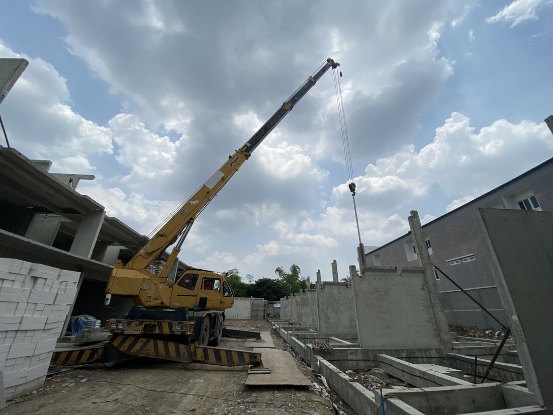 เครนล้อยาง 25 ตัน TADANO CREVO 250 ของ BIG MACHINE TRADING ยกผนังคอนกรีตสำเร็จรูปประกอบโฮมออฟฟิศที่โครงการ DAYS รามอินทรา-วัชรพล