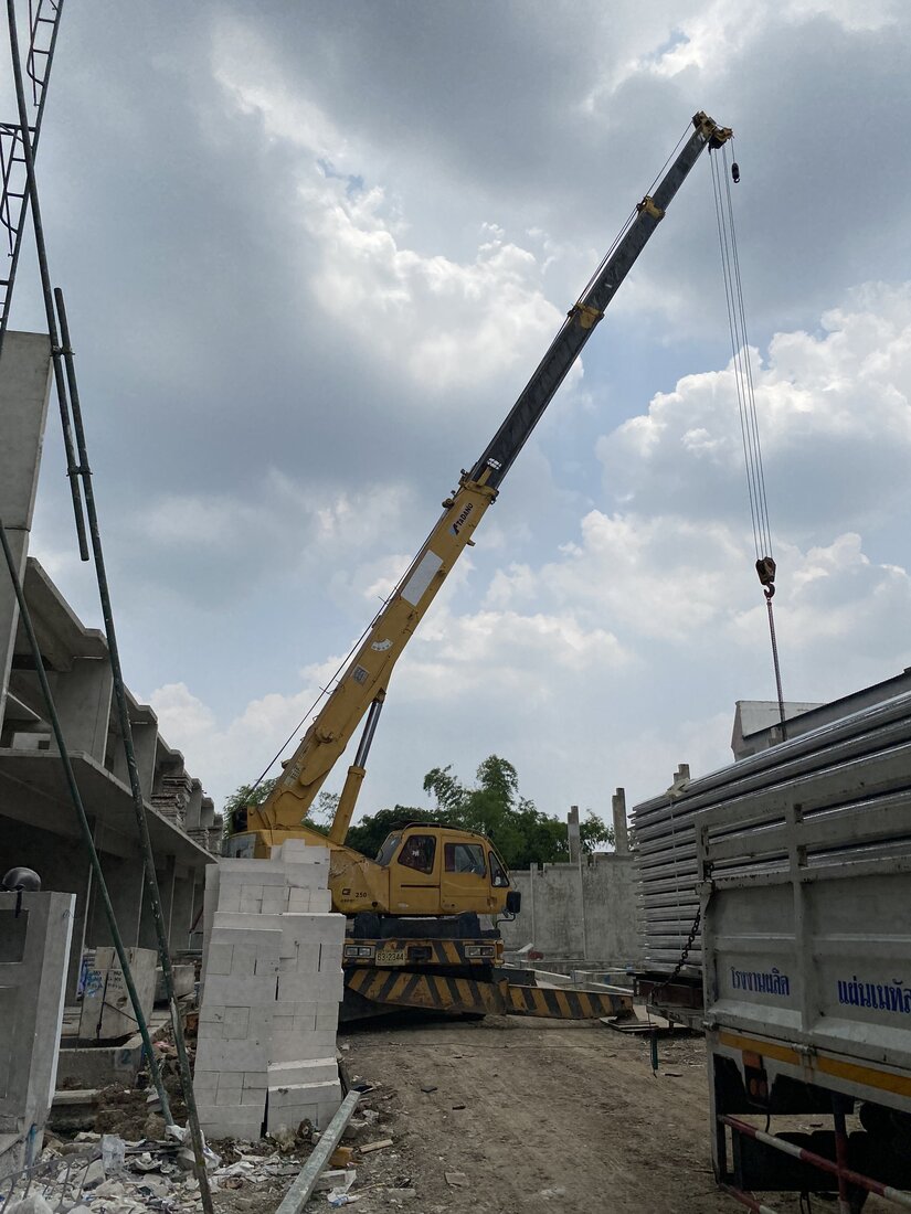 เครนล้อยาง TADANO CREVO 250 ของ BIG MACHINE TRADING เตรียมยกแผ่นเหล็กมุงหลังคาที่หน้างานโครงการ DAYS รามอินทรา-วัชรพล