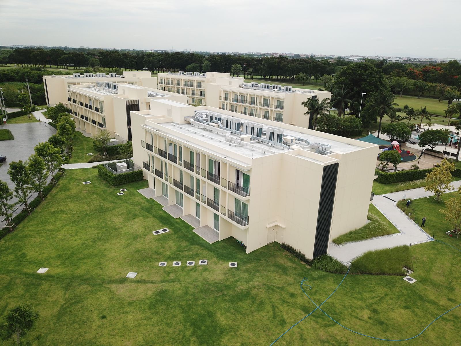 ภาพมุมสูงจากโดรน อาคารโรงแรม Eastin Thana City Golf Resort Bangkok หลังก่อสร้างแล้วเสร็จ