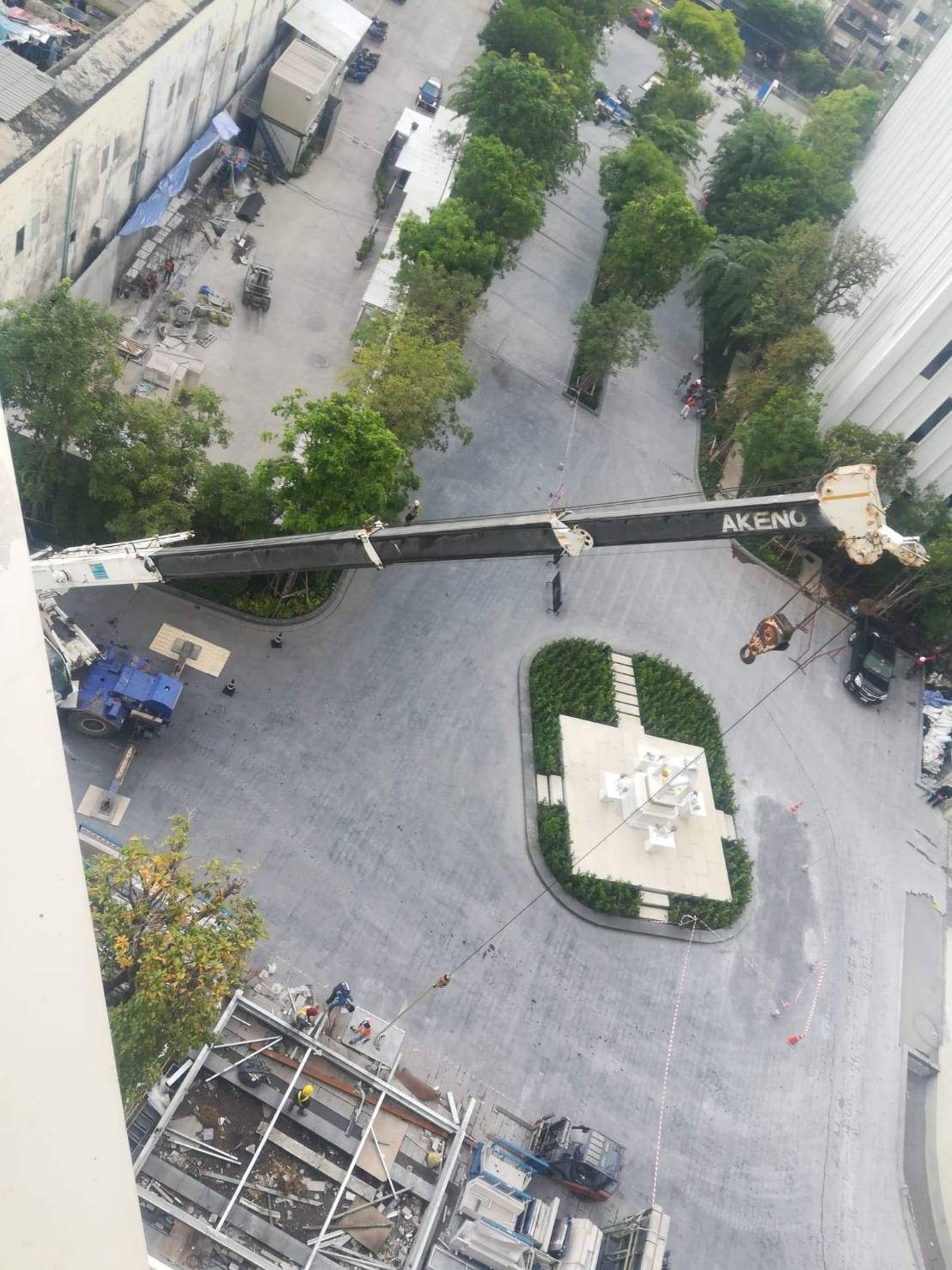 ภาพมุมสูงเครนยื่นบูมข้ามลานตกแต่งที่หน้างานโรงแรม Four Seasons เจริญกรุง