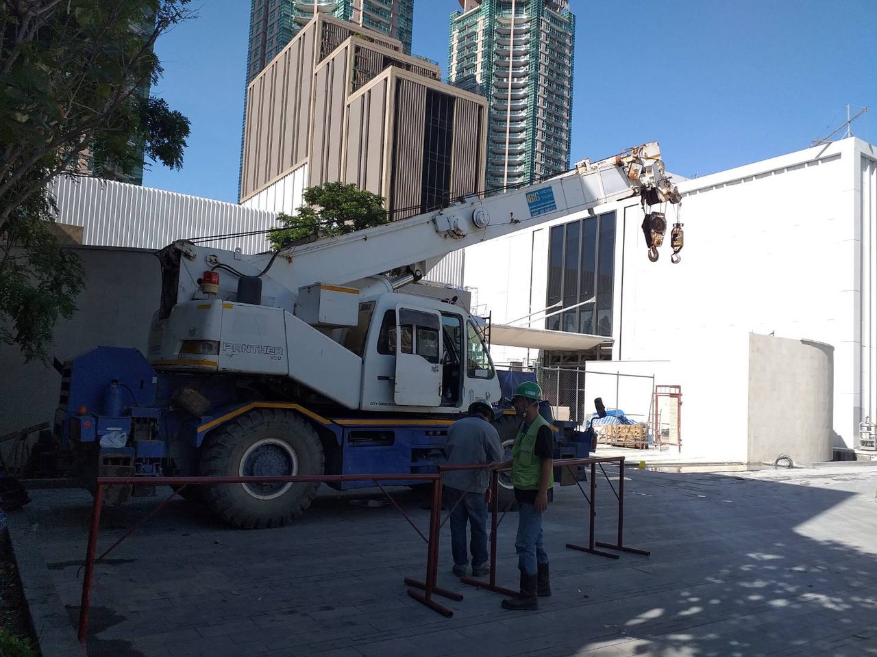 เครนล้อยาง BIG MACHINE TRADING ทำงานที่หน้างานโรงแรม Four Seasons เจริญกรุง