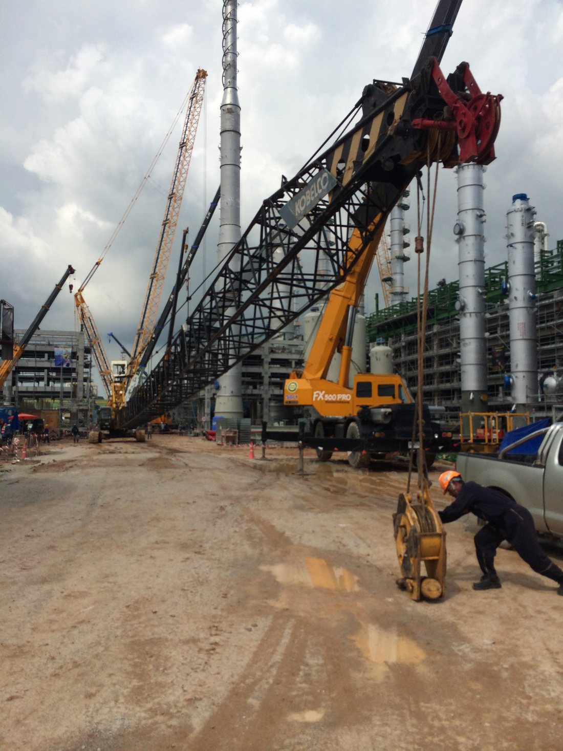 เครนตีนตะขาบ KOBELCO BIG MACHINE TRADING ทำงานในนิคมอุตสาหกรรมเหมราชตะวันออก โรงงานเคมี