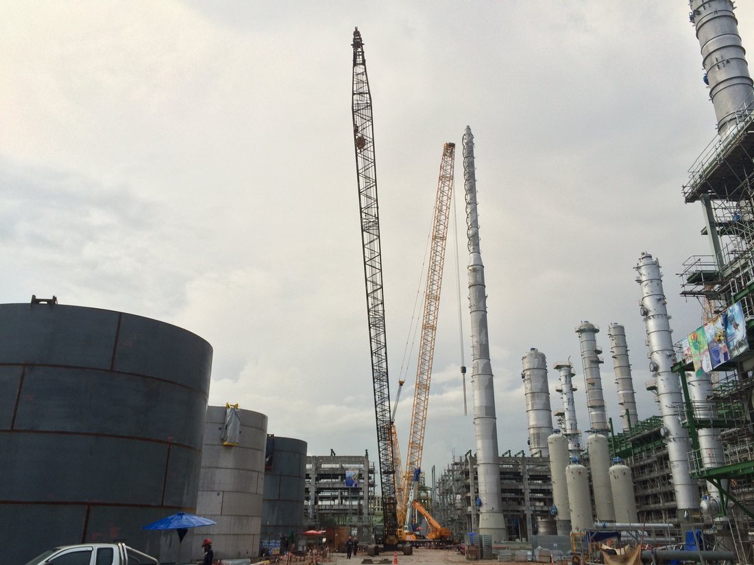 เครนตีนตะขาบ BIG MACHINE TRADING ทำงานความสูง 51.8 เมตร ท่ามกลางถังเก็บสารและเสาโรงงานเคมี
