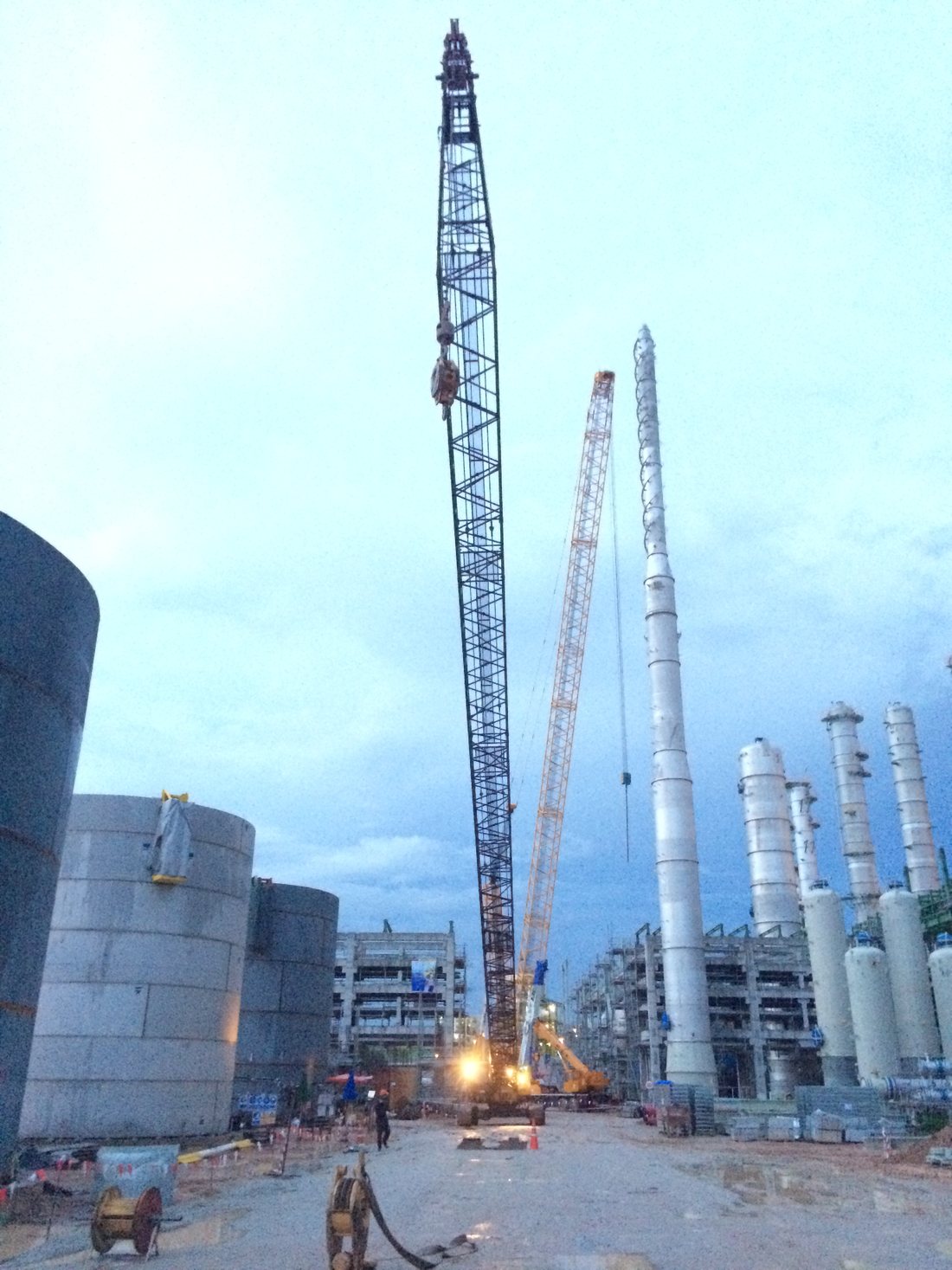 เครนตีนตะขาบ BIG MACHINE TRADING ทำงานยามพลบค่ำในนิคมอุตสาหกรรมเหมราชตะวันออก