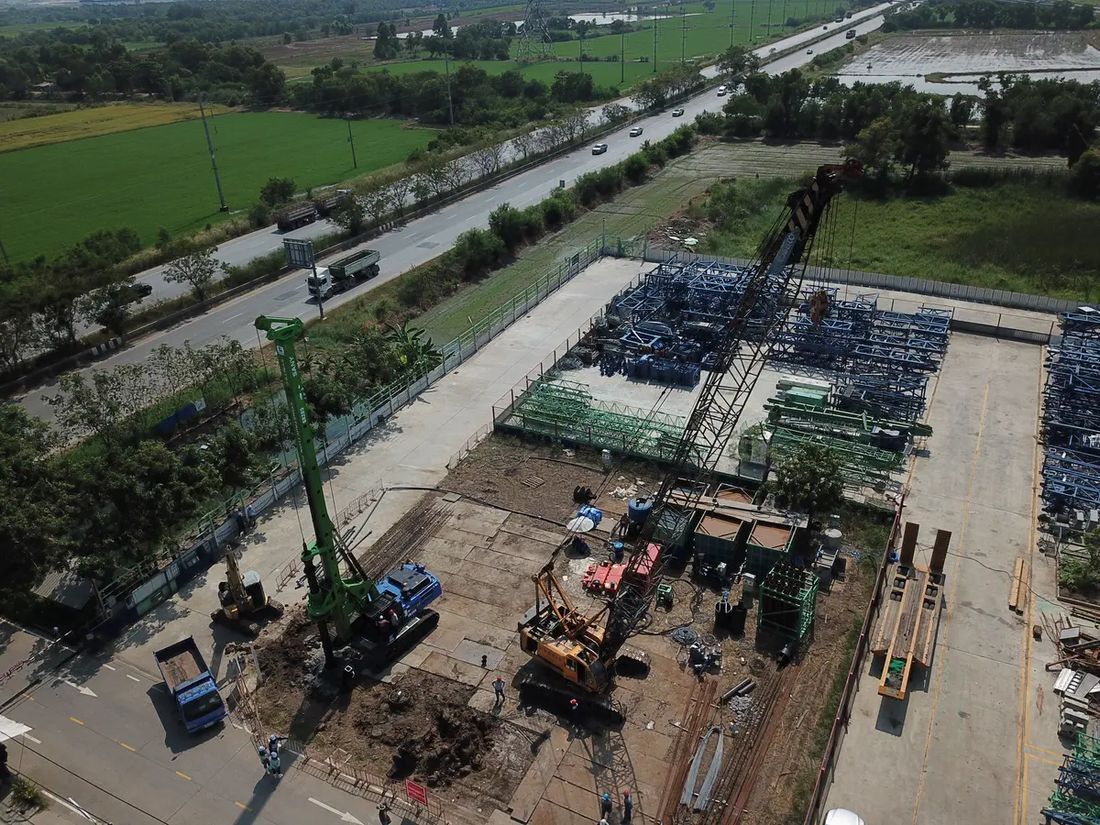 มุมสูงเครนตีนตะขาบ 55 ตัน ของ BIG MACHINE TRADING ทำงานร่วมกับรถเจาะเสาเข็ม หน้างานรถไฟความเร็วสูง ช่วงบางปะอิน อยุธยา