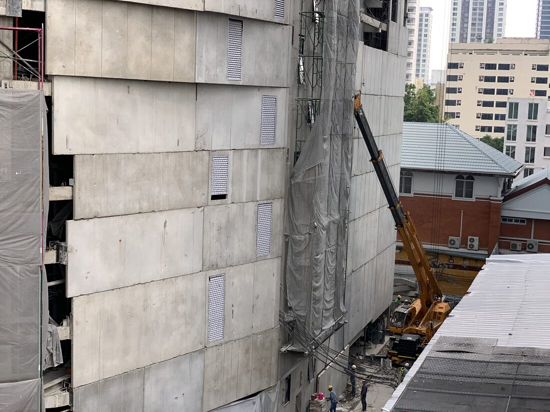 เครนล้อยาง 4 ล้อยาง BIG MACHINE TRADING ทำงานในตรอกแคบข้างอาคาร IDEO Q Victory คอนโด High Rise 39 ชั้น ใกล้ BTS อนุสาวรีย์ชัยสมรภูมิ