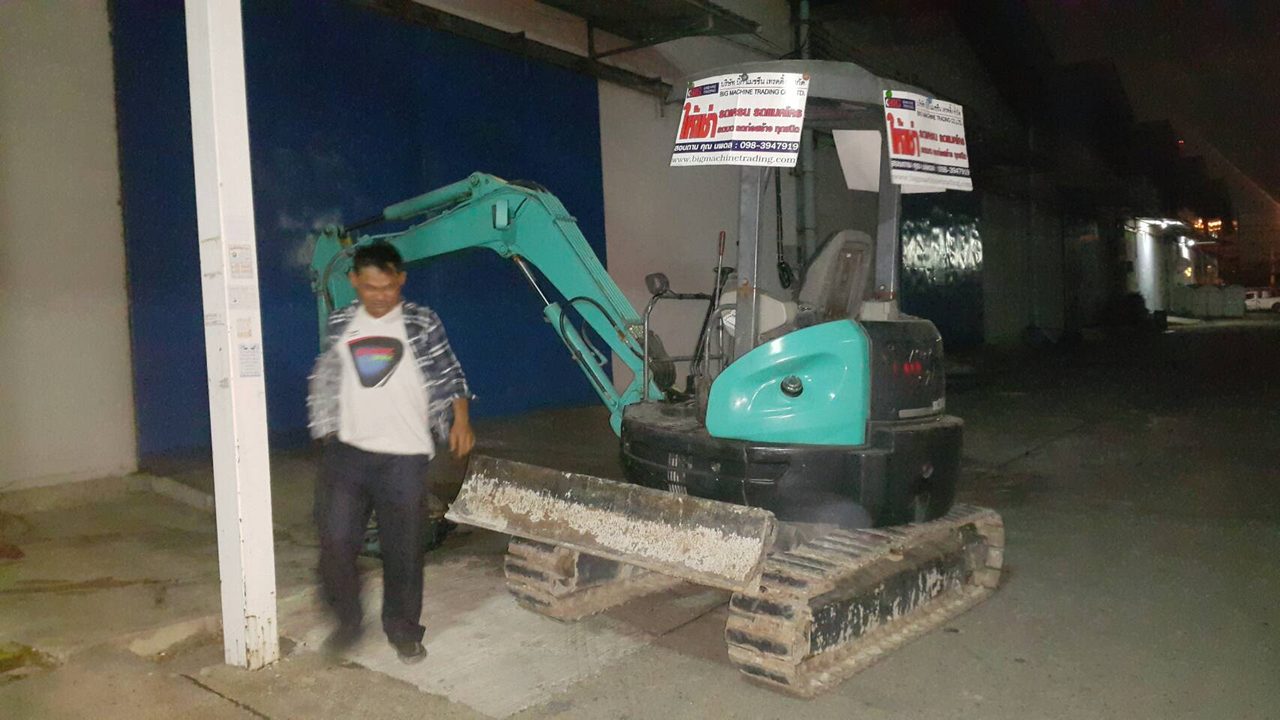 แบคโฮขนาดเล็ก PC30 ของ BIG MACHINE TRADING จอดเตรียมงานทุบพื้นปูนในช่วงกลางคืน ย่านกิ่งแก้ว