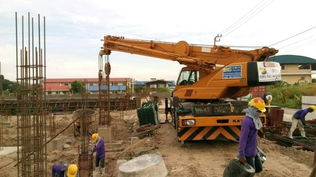 เครนล้อยาง 25 ตัน 4 ล้อ ของ BIG MACHINE TRADING ทำงานที่หน้างานก่อสร้างโกดัง KONOIKE Cool Logistics บางพลี สมุทรปราการ