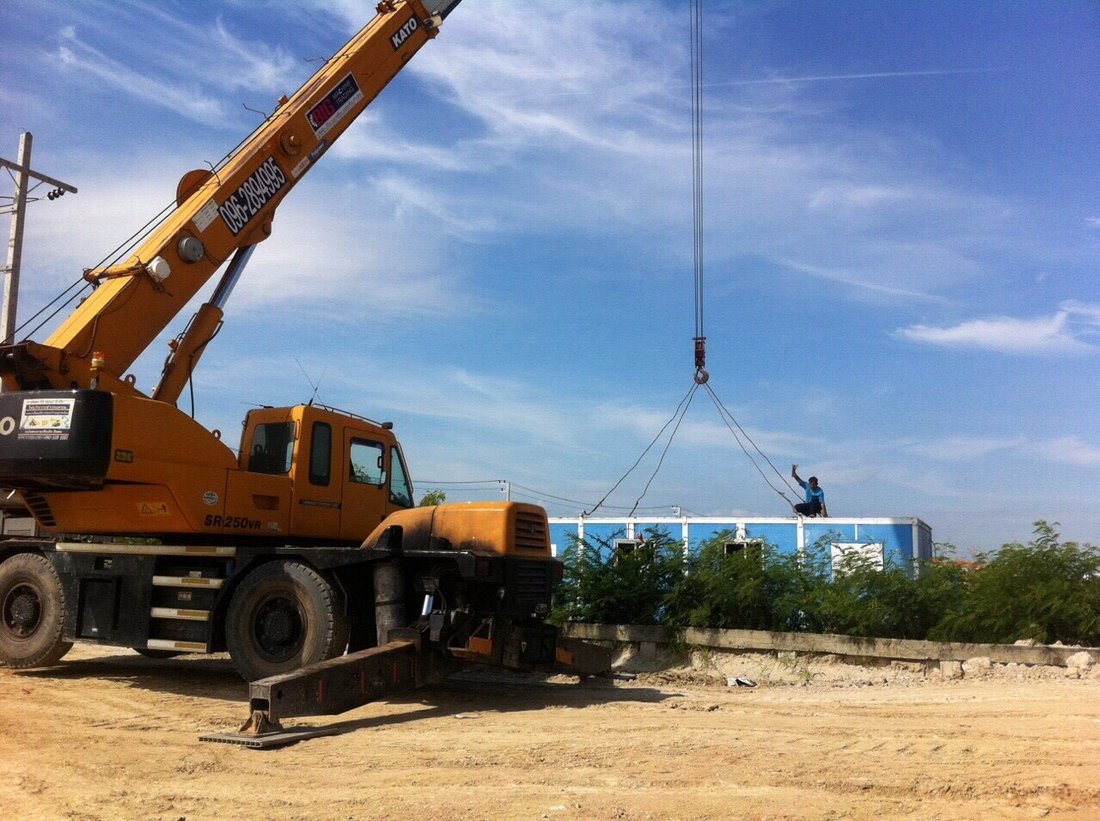 เครนล้อยาง KATO ของ BIG MACHINE TRADING ยกงานใกล้โครงสร้างอาคารที่หน้างานก่อสร้างโกดัง KONOIKE Cool Logistics บางพลี