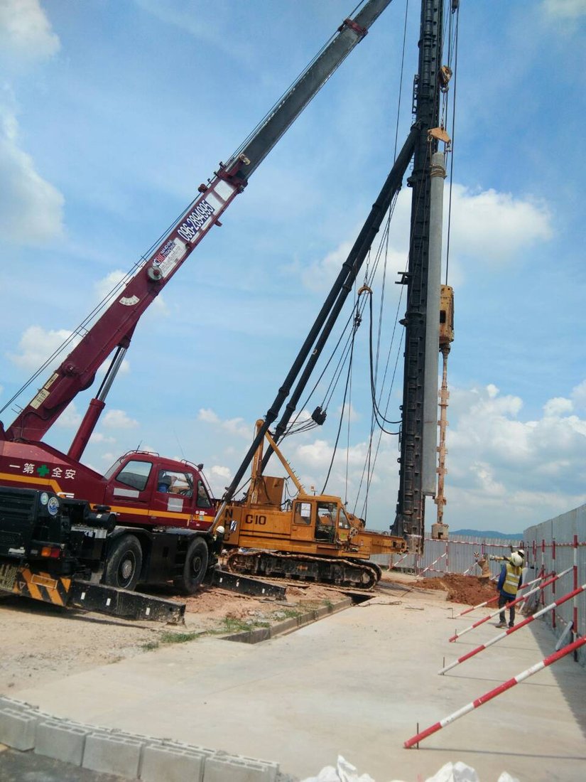 เครนล้อยาง BIG MACHINE TRADING ทำงานใกล้ปั้นจั่นตอกเสาเข็มคอนกรีตสปัน ที่หน้างานโกดัง KONOIKE Cool Logistics บางพลี