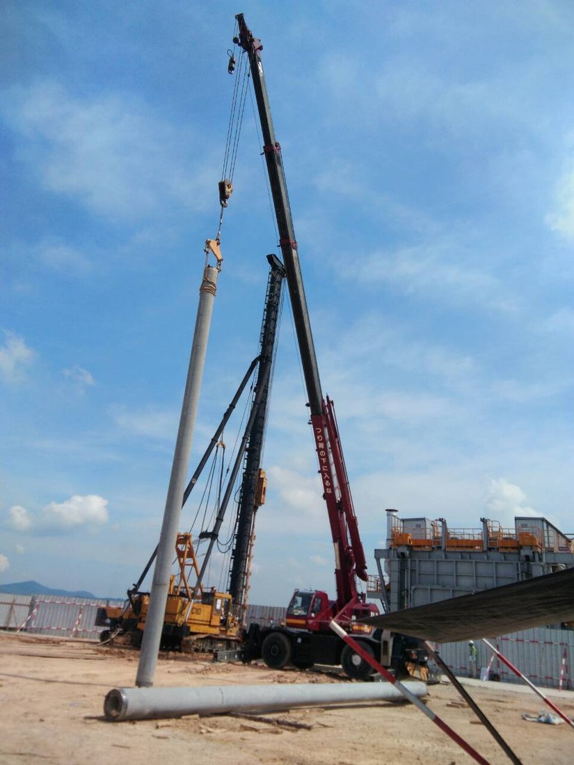 เครนล้อยาง BIG MACHINE TRADING ยกเสาเข็มคอนกรีตสปันขึ้นแนวดิ่ง เตรียมส่งให้ปั้นจั่นตอกเสาเข็ม ที่หน้างานโกดัง KONOIKE Cool Logistics บางพลี
