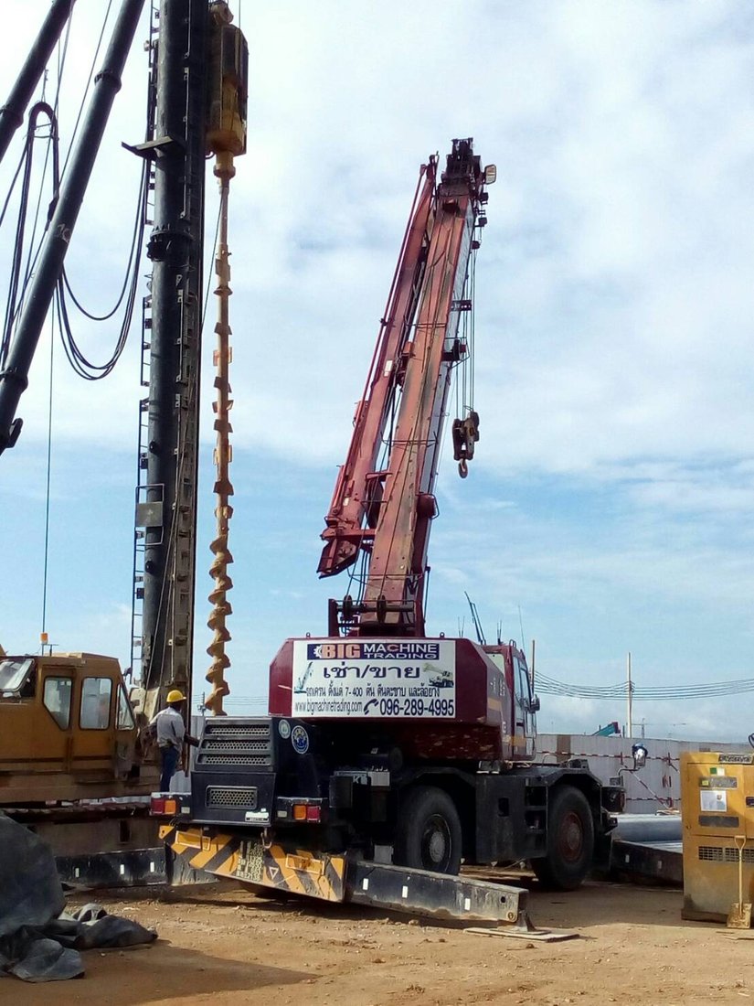 เครนล้อยาง 25 ตัน 4 ล้อ ของ BIG MACHINE TRADING ทำงานเสาเข็มคอนกรีตสปันที่หน้างานโกดัง KONOIKE Cool Logistics บางพลี