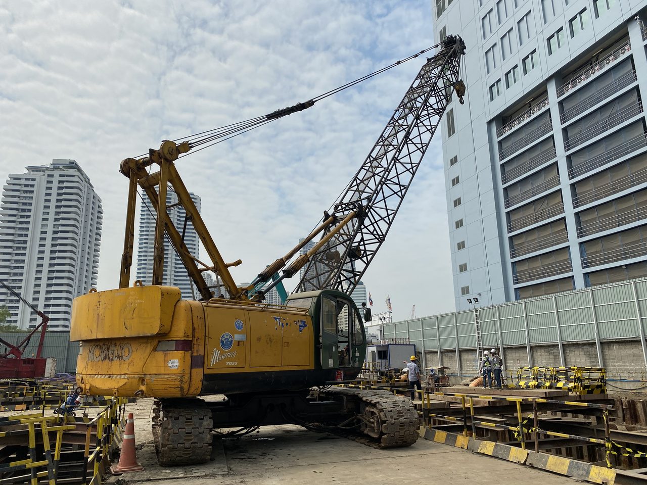 เครนตีนตะขาบ Kobelco Mastertech 7055 ทำงานที่ไซต์งานอาคารเสริมธนาคารกรุงศรีอยุธยา