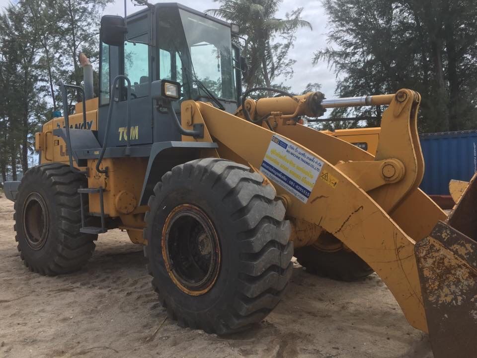 รถตักล้อยาง TCM ของ BIG MACHINE TRADING บนลานทราย Laguna Resort Phuket