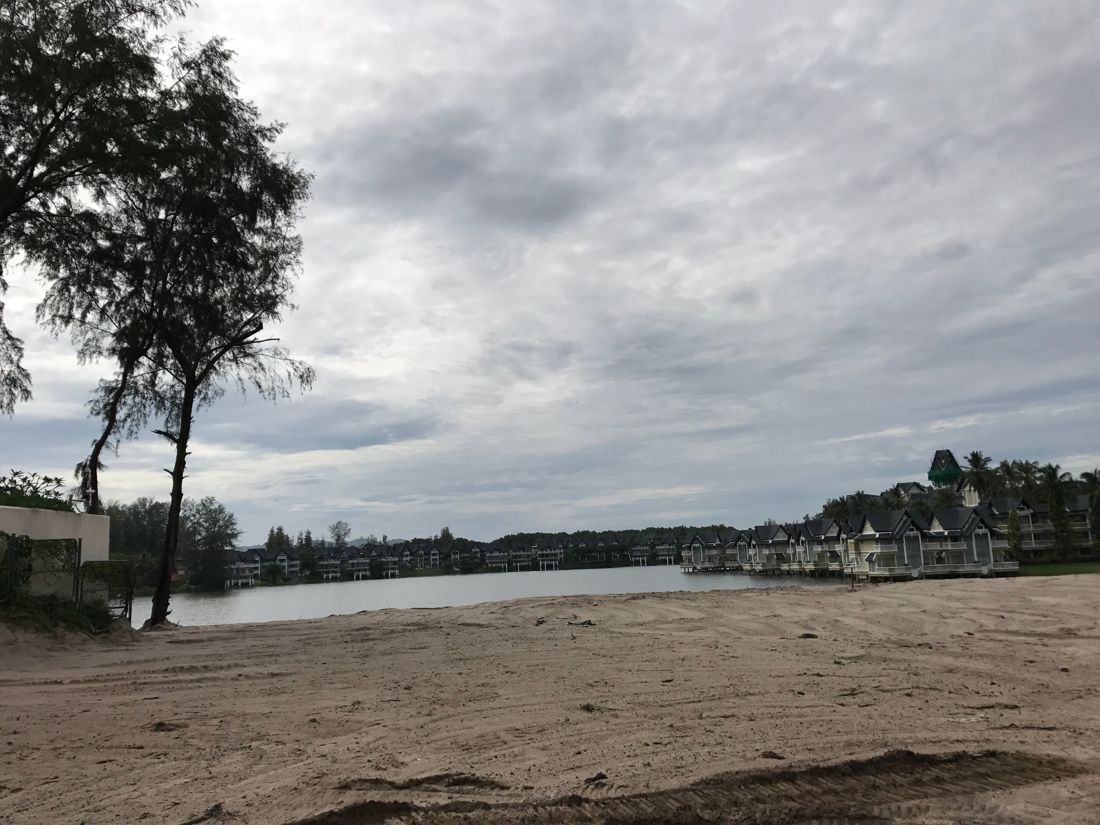 ลานทรายริมน้ำ พื้นที่ Laguna Resort Phuket ภูเก็ต