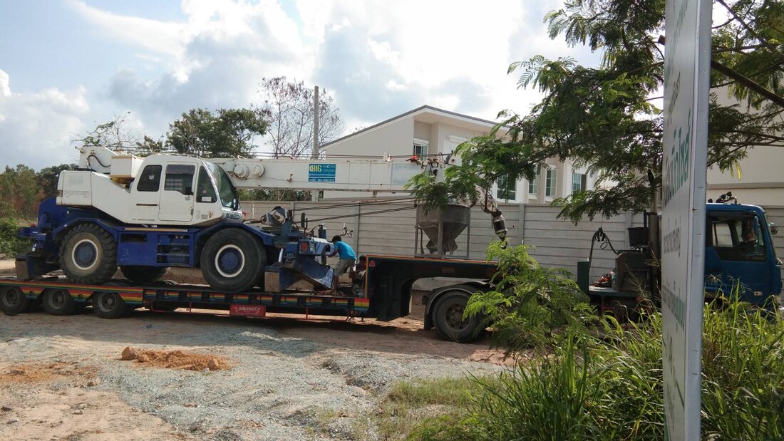 เครนของ BIG MACHINE TRADING บนรถเทรลเลอร์ขนย้ายเข้าหน้างานก่อสร้างอาคารที่ลาดหลุมแก้ว ปทุมธานี