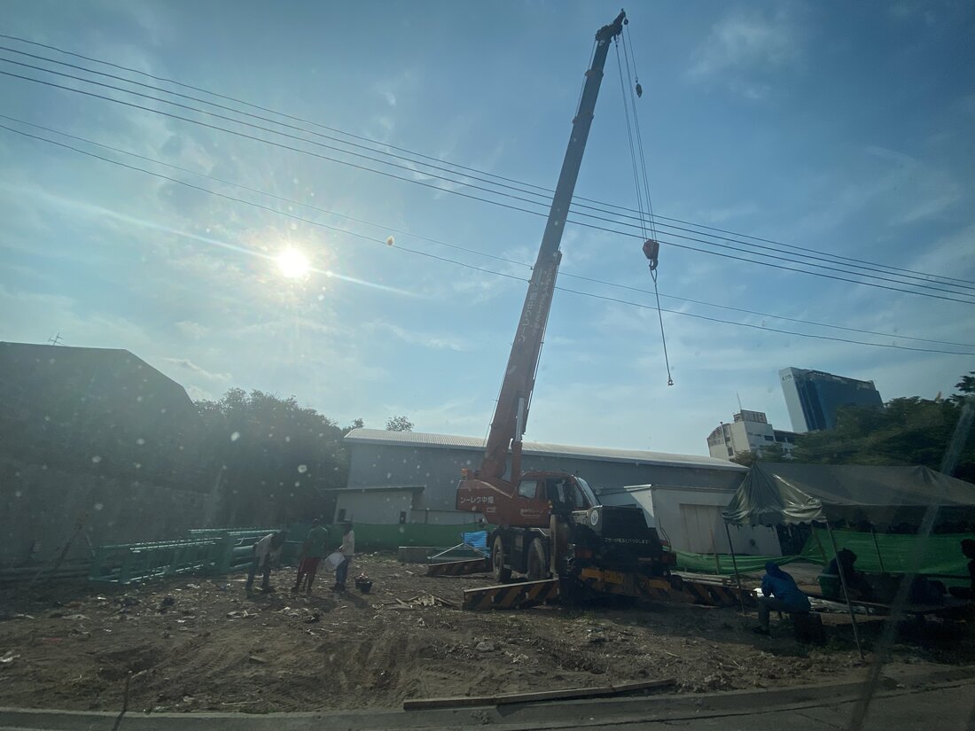 เครนล้อยาง BIG MACHINE TRADING ทำงานเคลียร์พื้นที่ก่อนเริ่มก่อสร้างคอนโด LLOYD Soonvijai-Thonglor ซอยเพชรบุรีตัดใหม่ 47